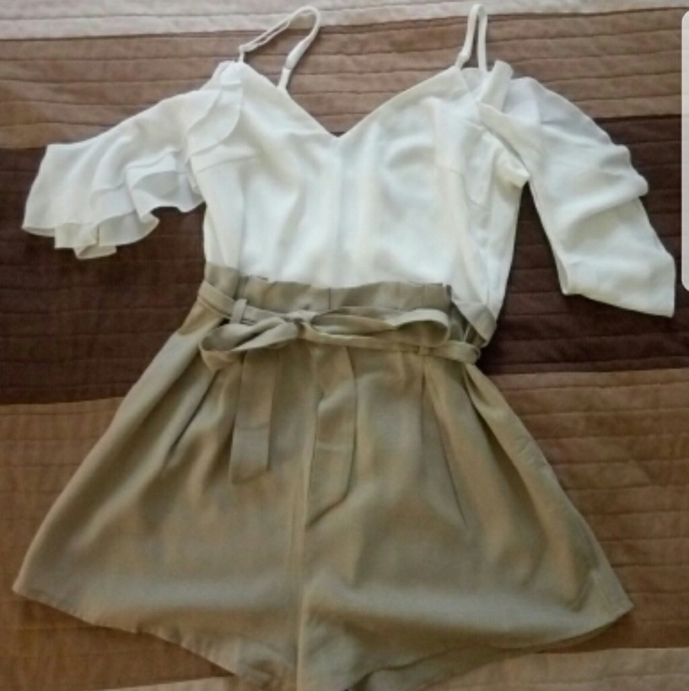 FIRM! Deleting today 🆕 Ruffle Off Shoulder Romper - Picture 4 of 5